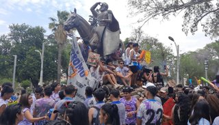 General Güemes: A la moda: banderazo de los alumnos de la promo 2022