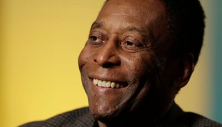 Pelé es internado para iniciar tratamiento por un tumor