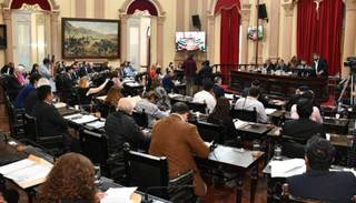 Una sola reelección para intendente y cuatro años para todos los ediles