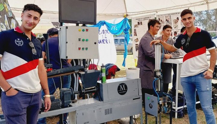 Alumnos crean máquina que fabrica ladrillos con botellas recicladas