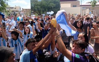 Una multitud festeja en diferentes la ciudad y en toda la provincia!