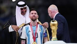 El "Besht", la polémica túnica con la que Messi levantó la Copa del Mundo