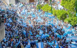 Una multitud festejó en la plaza 9 de Julio