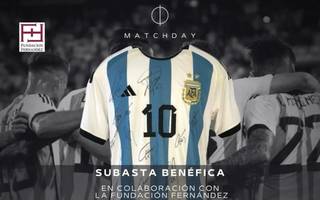 Messi donó una camieta firmada por todo el plantel para el Hospital Fernández