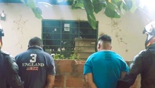 Circulaban en moto, vieron a la policía, quisieron huir pero fueron detenidos con un arma y dinero