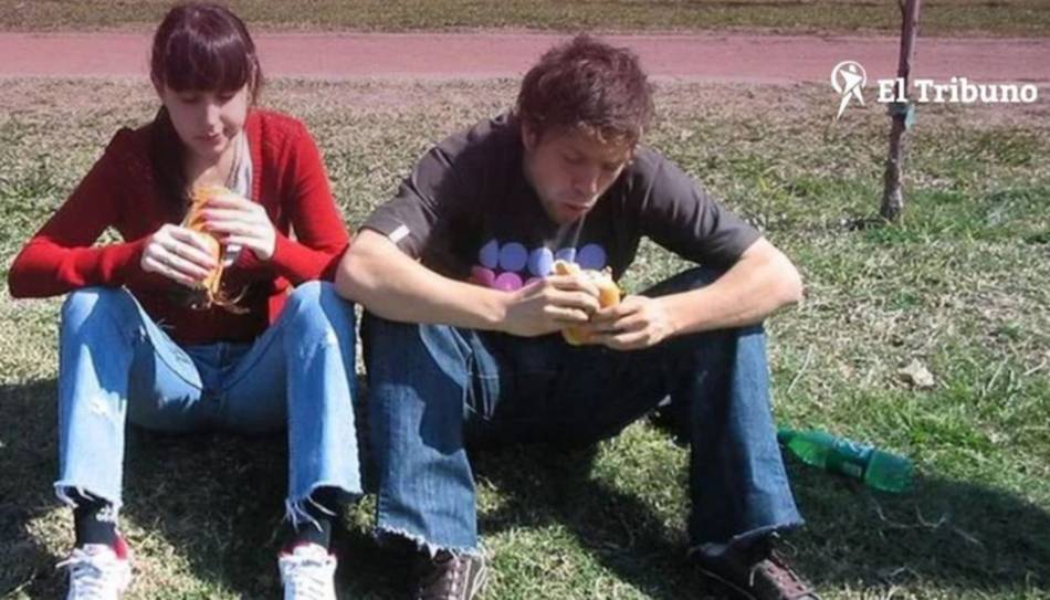 El "Papu" Gómez recreó una vieja foto y comió sándwiches con su familia- El "Papu" Gómez recreó una vieja foto y comió sándwiches con su familia