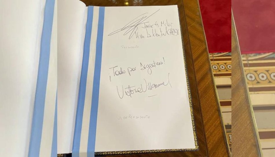 La firma de Milei y Villarruel en los libros de honor del Senado y Diputados- La firma de Milei y Villarruel en los libros de honor del Senado y Diputados