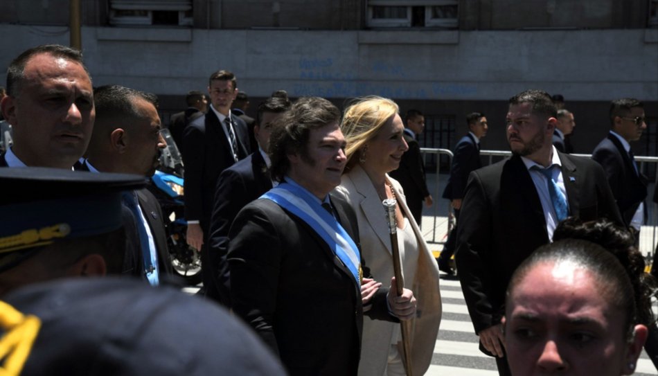 El presidente Javier Milei saluda a las delegaciones extranjeras en el Salón Blanco de la Casa Rosada