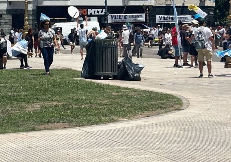 Los seguidores de Milei limpiaron la plaza de Mayo y del Congreso
